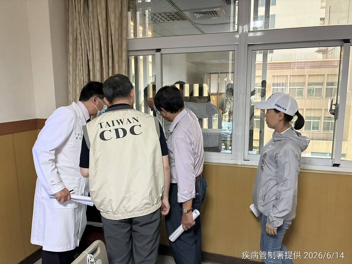 疾管署成立機動防疫隊，由林明誠率隊赴高雄民生醫院清查孳生源與風險，協助防堵登革熱擴散。 圖：疾管署／提供
