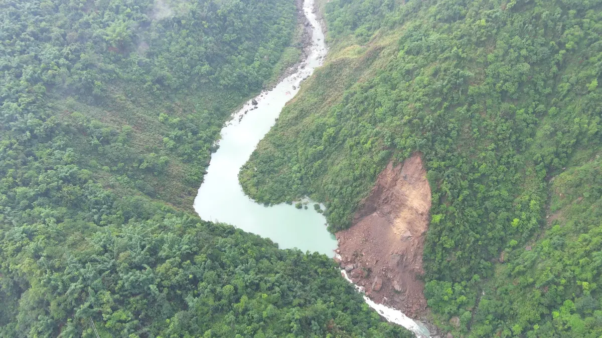竹山鎮瑞龍瀑布園區上游的加走寮溪邊坡崩塌形成堰塞湖，幸好已出現自然溢流。 圖：南投縣政府提供