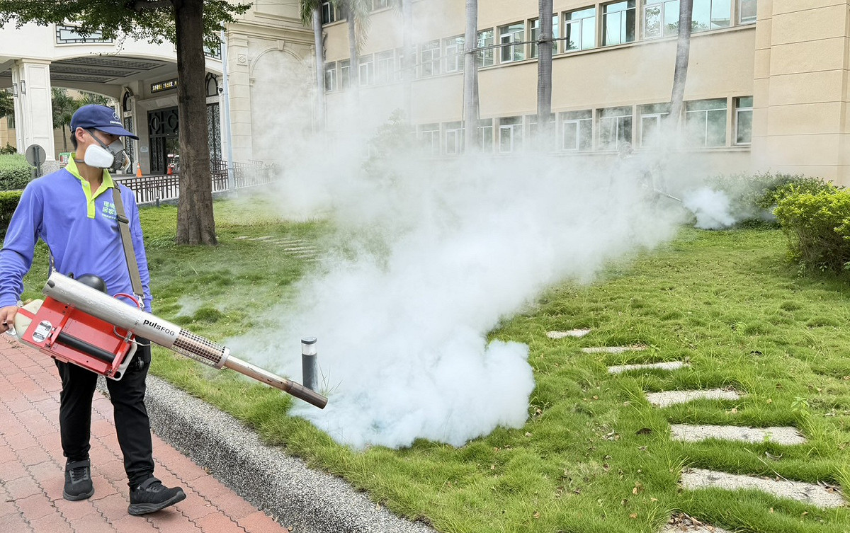 防疫人員針對民生醫院院內及周邊進行化學防治。 圖：高雄市衛生局/提供