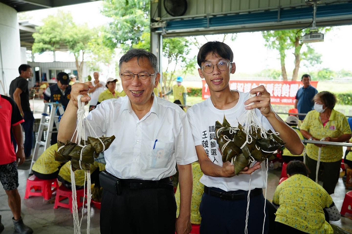 柯文哲14日陪同民眾黨提名雲林縣縣議員參選人王竣毅到到雲林縣斗六市的「十三里」社區，看鄉親包粽子。 圖：翻攝王竣毅臉書