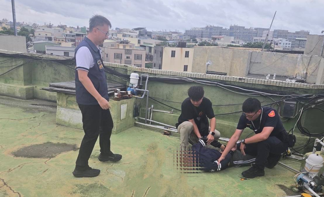 陸男躲藏公寓頂樓企圖規避查緝，仍遭前鎮警方捕獲。 圖：高市警前鎮分局/提供