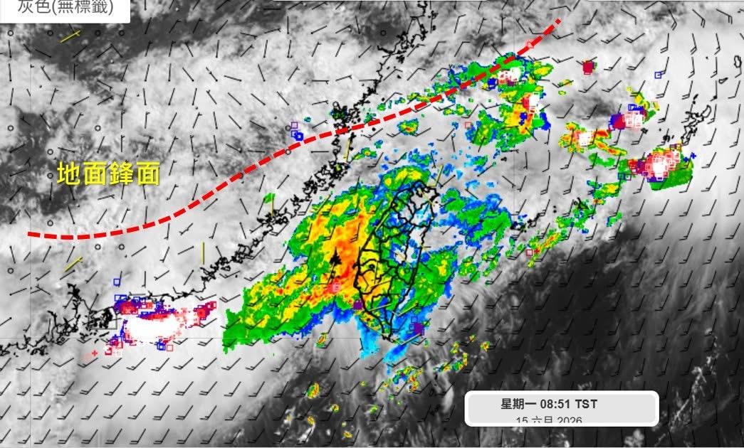鋒面持續影響台灣，中南部出現豪大雨。 圖：吳聖宇臉書