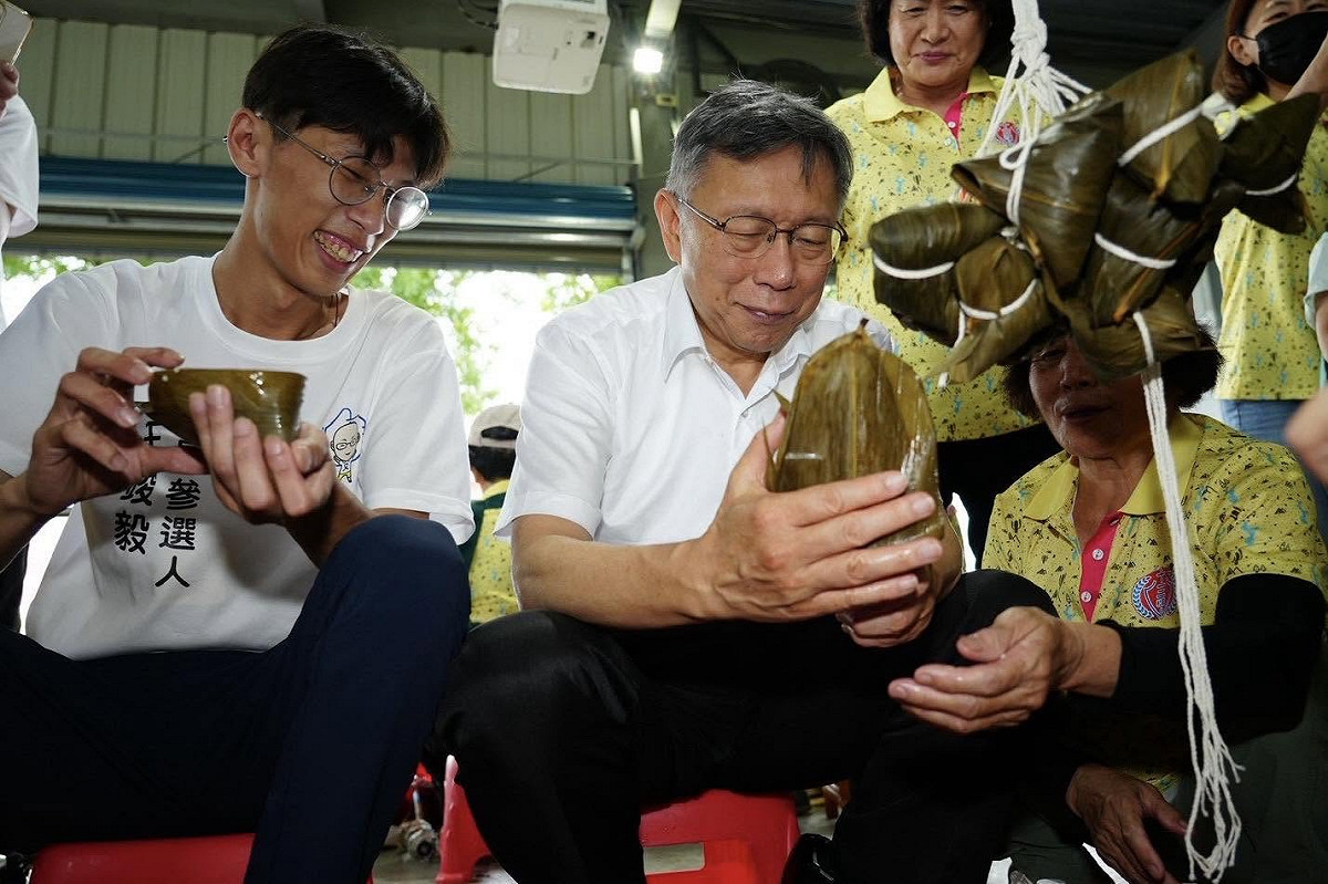 柯文哲說，粽子不用包，直接拿碗公吃就好，一顆一顆包很麻煩，詹凌瑀怒嗆「你還是回去踩你的飛輪吧」。 圖：取自王竣毅臉書（資料照）