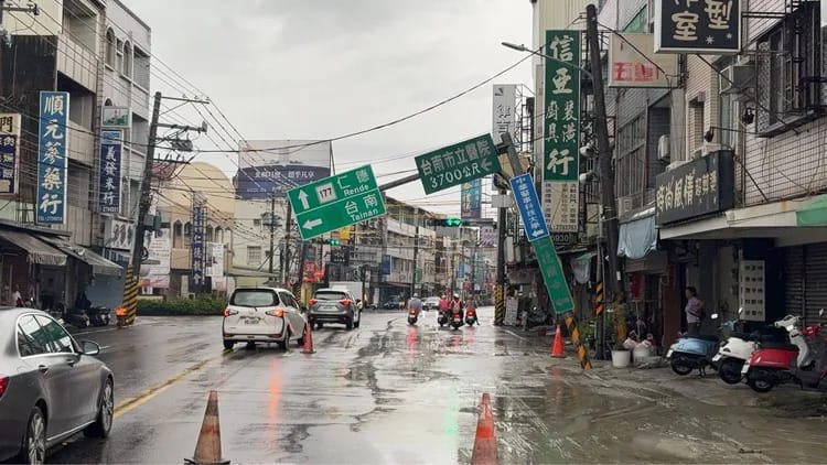 台南市仁德中正路二段發生路面塌陷，路標指示桿嚴重傾斜。 圖：翻攝畫面