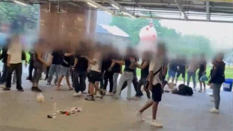 台中火車站昨日發生外籍移工酒後鬥毆，警方陸續逮捕11人到案。 圖：翻攝畫面