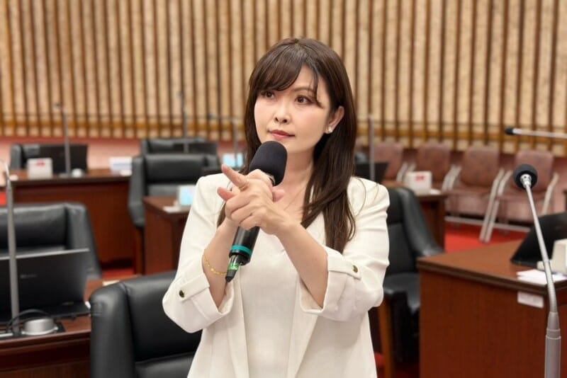 陳美雅質疑賴瑞隆從未對個人的教育政策方針提出任何解方與回應。 圖：國民黨高雄市議會黨團/提供