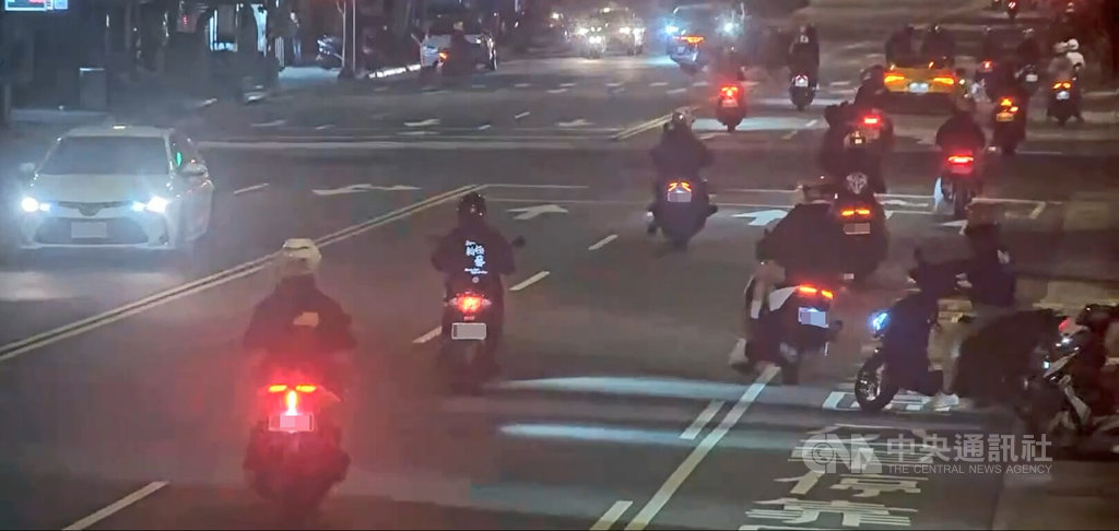 台北市陽明山5月中旬凌晨有大批改裝車輛競速擾民，警方獲報動員攔查42車、52人，分別依法送辦。（翻攝照片）中央社記者黃麗芸傳真　115年6月15日