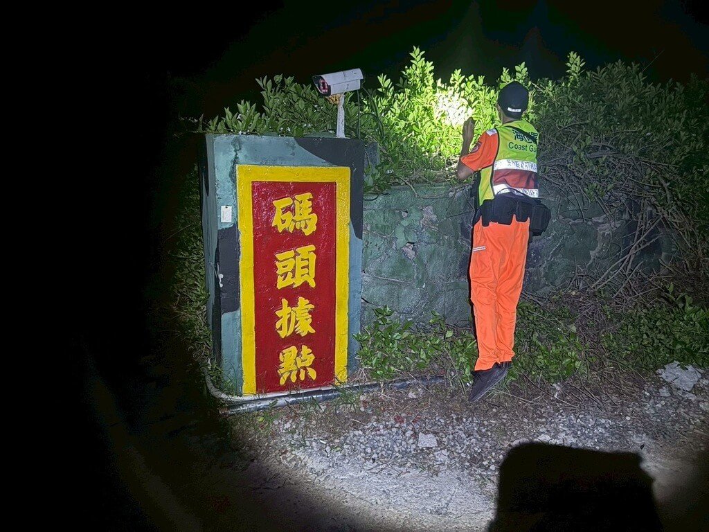 端午節將近，海巡署金馬澎分署統合轄區自13日起擴大掃蕩，並鎖定離島偏僻港區、廢棄房舍、碉堡、消波塊等治安死角加強巡查，嚴防境外疫病入侵及可疑不法情事。（海巡署金馬澎分署提供）中央社記者洪學廣傳真　115年6月15日
