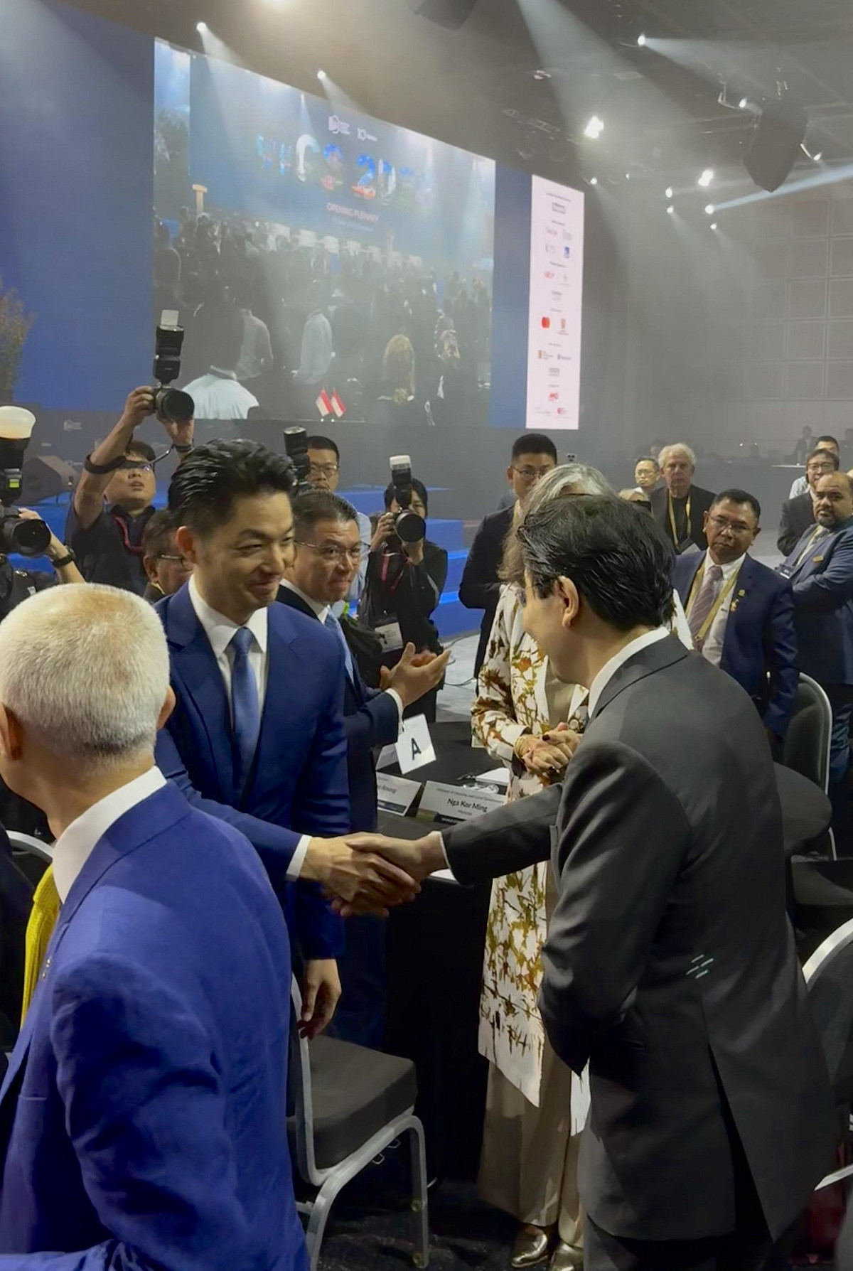 台北市長蔣萬安出席2026世界城市高峰會開幕式，並在現場與新加坡總理黃循財握手問候。 圖：台北市政府 / 提供