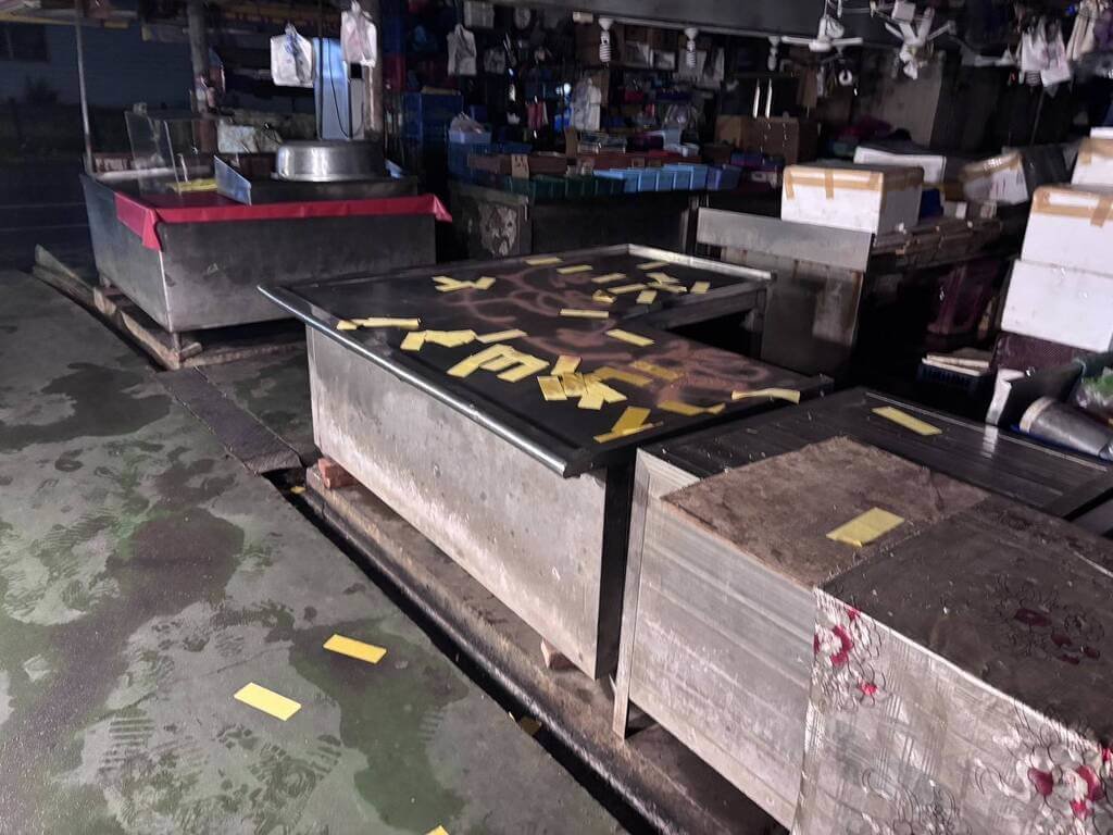 高雄市仁武區1處黃昏市場攤位遭噴漆及撒冥紙，警方14日到場調閱監視器畫面，查出陳姓男子涉案。陳姓男子供稱在攤位買小章魚及蝦子等，但售價過高，心生不滿。（高雄市政府警察局仁武分局提供）中央社記者洪學廣傳真　115年6月15日