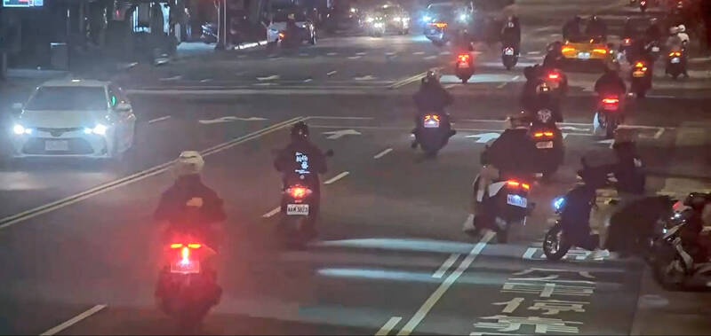 林男號召陽明山飆車，警一夜攔42車。 圖：翻攝畫面