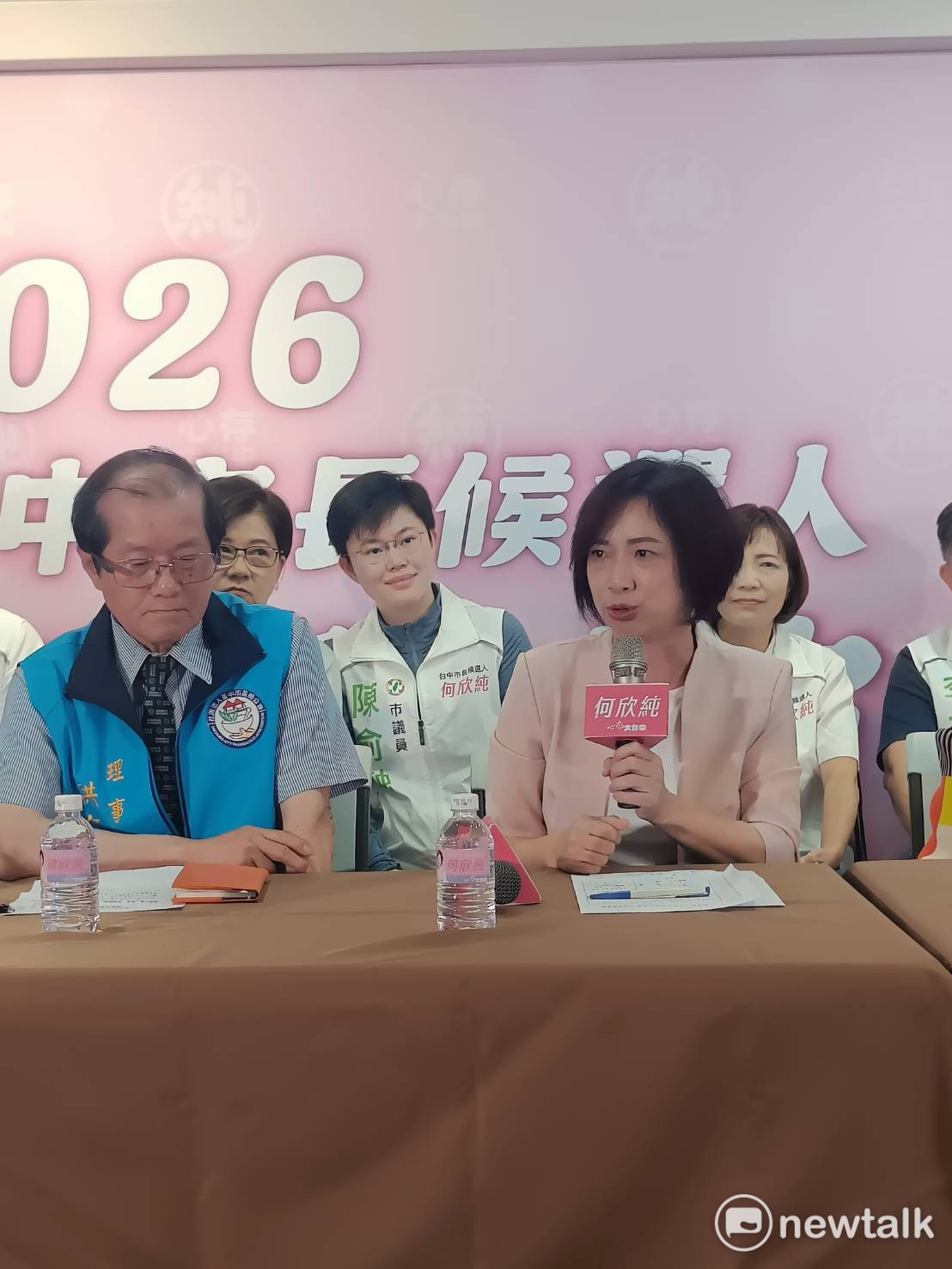 何欣純說明敬老愛心卡擴大使用的內容。 圖：唐復年/攝