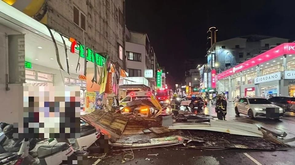 台中康是美巨型廣告招牌掉落，砸中休旅車並造成人員受困。 圖：翻攝畫面