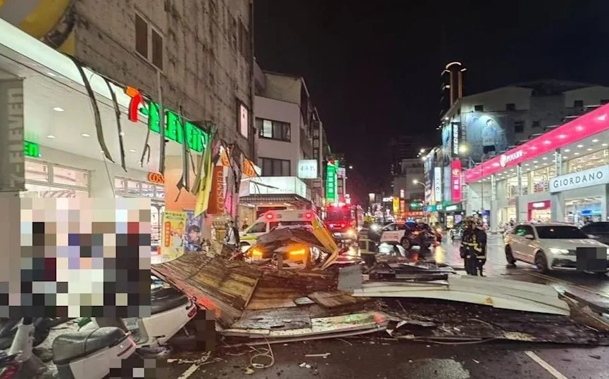 康是美招牌砸車女子一度受困 台中都發局：要求業者賠償