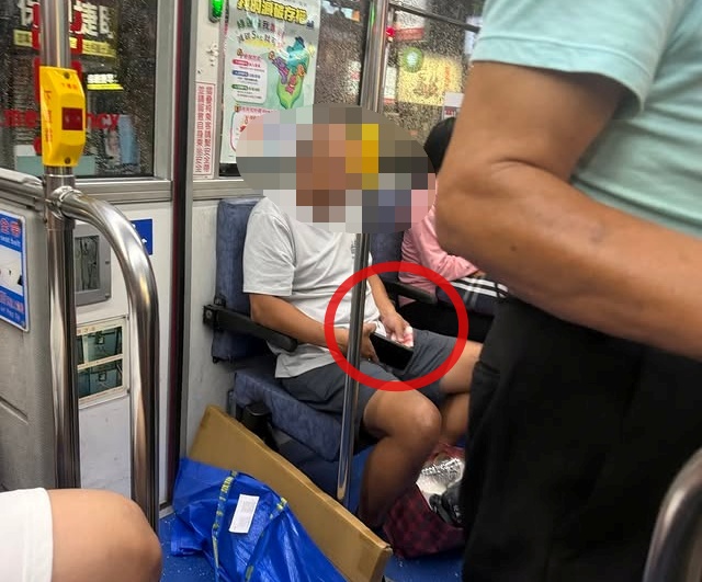 老伯因被雨傘碰到，大聲怒斥要小女生賠錢，引爆網友撻伐。 圖：翻攝自Threads@kt_03921