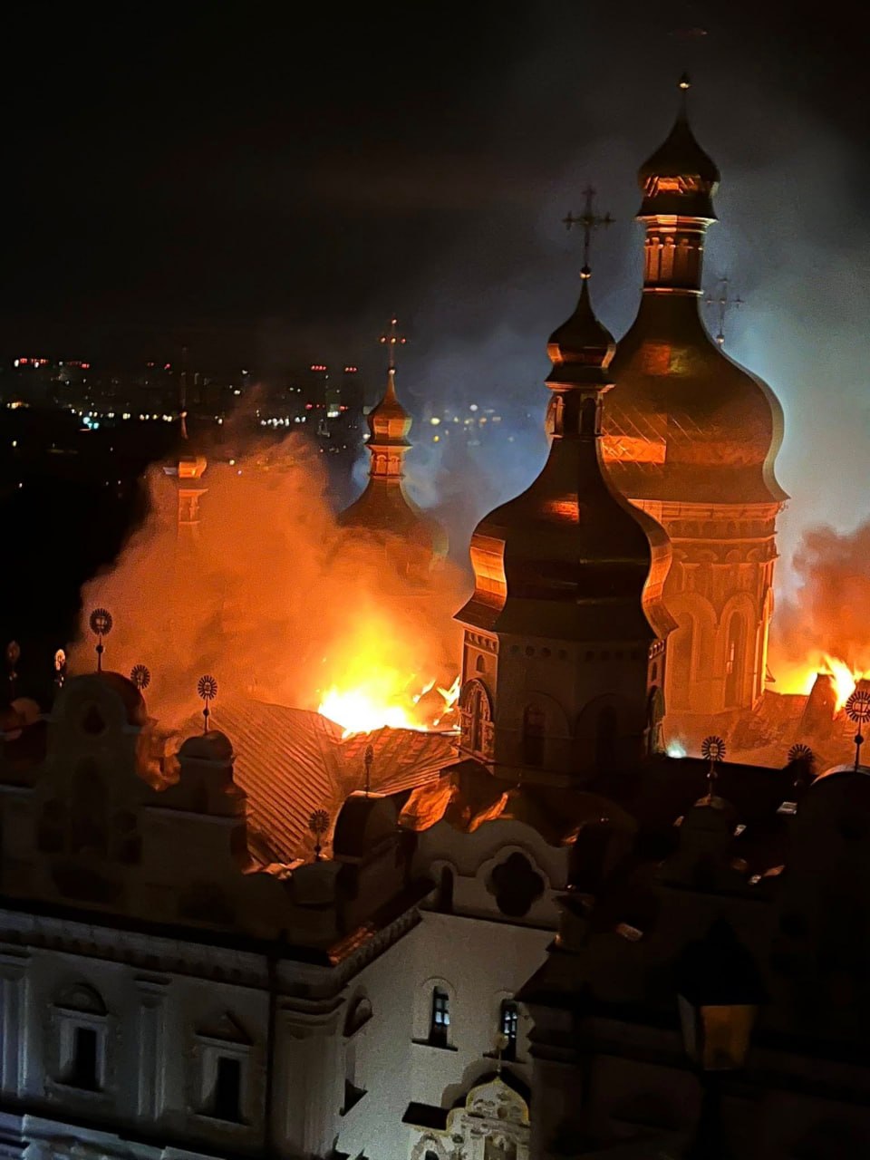 佩切爾斯克修道院（ Kyiv Pechersk Lavra ）院區在遭遇兩次撞擊後引發火災。 圖：翻攝自@JayinKyiv