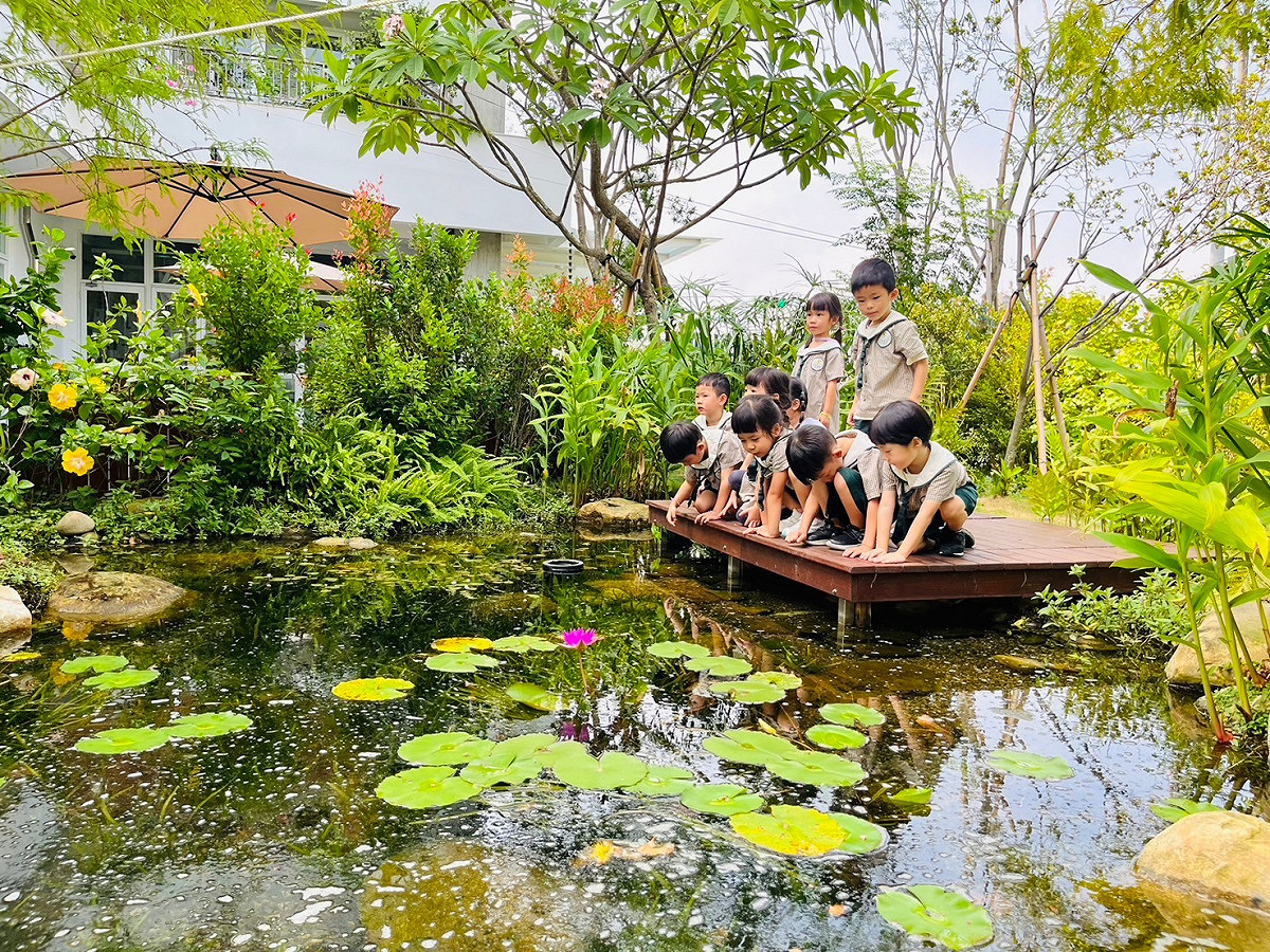 仁美校區不只是校園建築，更是一座結合生態、教育與社區共享的學習場域，讓自然成為孩子每天都能接觸、觀察與探索的學習夥伴。 圖：四季藝術兒童教育機構/提供