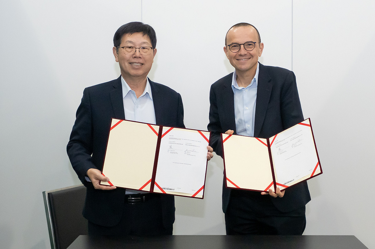 鴻海與全球能源技術領導廠商法商施耐德電機（Schneider Electric）達成戰略合作協議。 圖：翻攝自鴻海官方網站