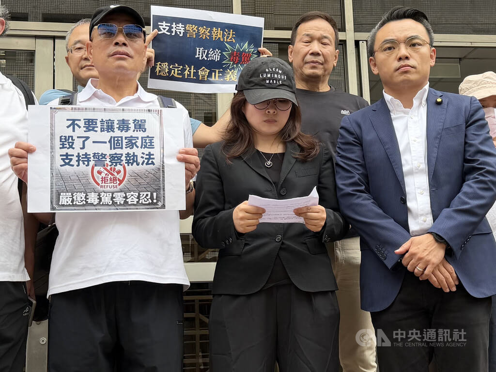 女子陳嘉瑩毒駕拒檢，衝撞、拖行派出所長劉宗鑫致死遭判死刑。二審台灣高等法院15日開庭，劉宗鑫妻子（中）表示，希望維持死刑判決。中央社記者劉世怡攝　115年6月15日