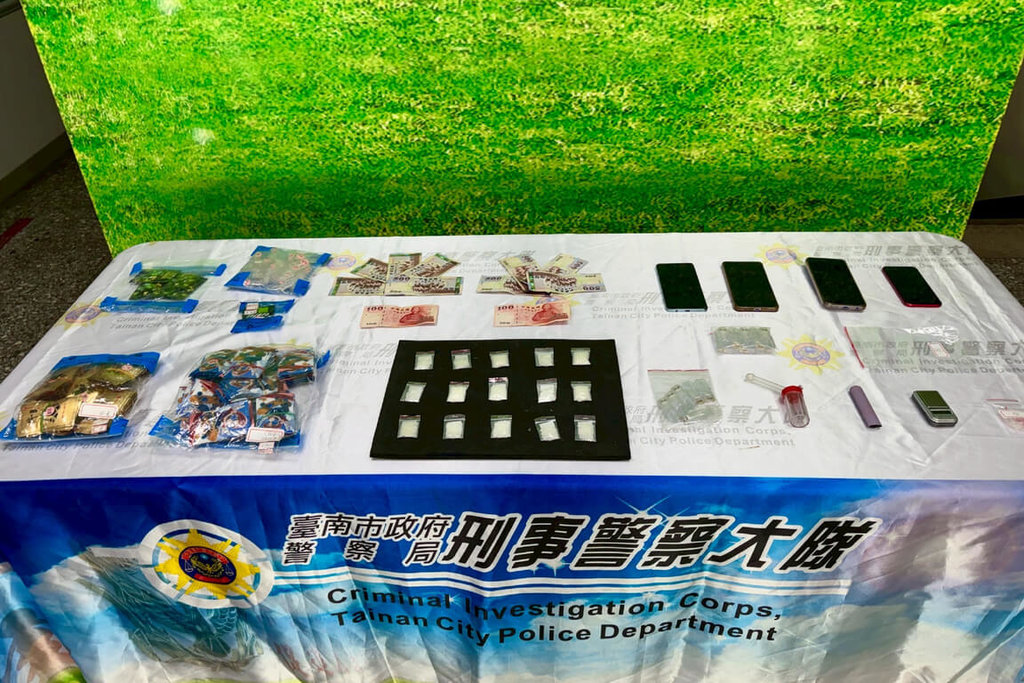 台南市警方16日宣布查獲對外號稱「一站式」購足各式毒品的陳姓藥頭，並陸續查獲10名藥腳，查扣毒品等相關證物。（台南市警察局提供）中央社記者楊思瑞台南傳真 115年6月16日