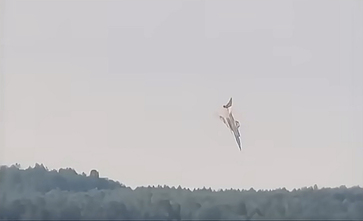 六月中，俄羅斯空軍Tu-22M3戰略轟炸機在例行訓練飛行時墜毀。墜毀前呈現詭異俯衝狀態。 圖：翻攝「X」@Rational314159