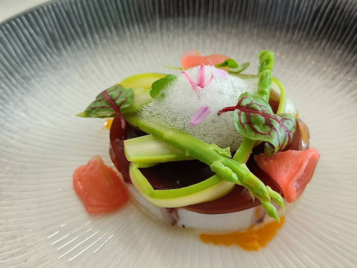 前菜為「潮間拾味」，章魚、五味醬、白花椰菜、綠竹筍層層組合成圓型，一口吃下，有章魚彈脆、綠竹筍清脆，在五味醬伴舞下，帶出層次多元的美味。 圖：唐復年/攝