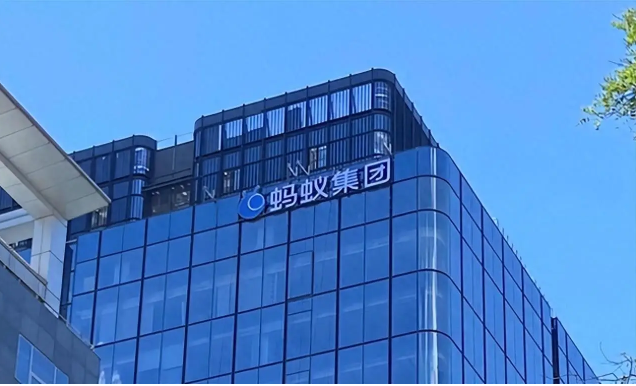 中國科技巨頭螞蟻集團正測試支付寶近年來最大規模改版，計劃導入人工智慧（AI）代理介面，讓用戶僅需透過文字或語音指令，即可完成叫車、點餐、訂購咖啡，甚至購買基金等金融理財服務，藉此強化與微信的競爭。 圖:翻攝自搜狐