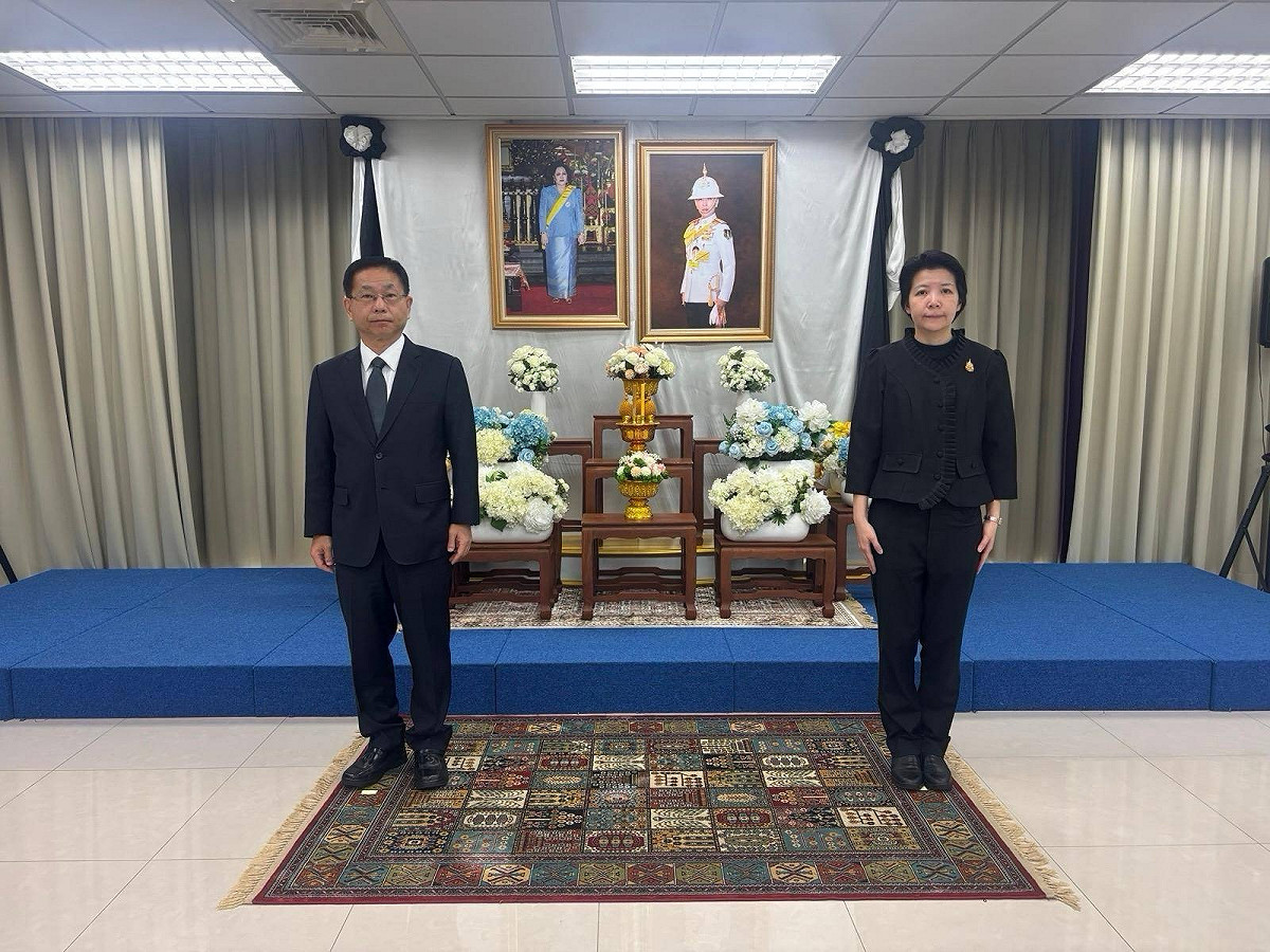 外交部常務次長葛葆萱今日在泰國貿易經濟辦事處（Thailand Trade and Economic Office）副代表蘇瑾煜（Supara Pengsritong）陪同下向帕差拉吉蒂雅帕公主玉照致意。 圖：外交部提供