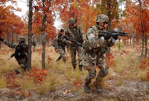 美國國防部今年稍早宣布，陸軍第 82 空降師（82nd Airborne Division）部分部隊將部署至美軍中央司令部（CENTCOM）責任區，但並未透露具體駐地。（示意圖） 圖：翻攝自 維基百科