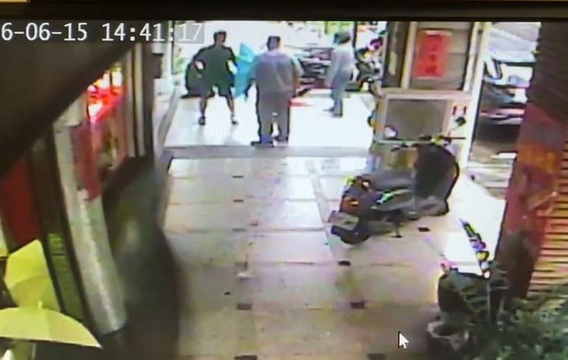 台中雜貨店老闆遭人隨機攻擊，傷勢嚴重送醫搶救。 圖：翻攝畫面