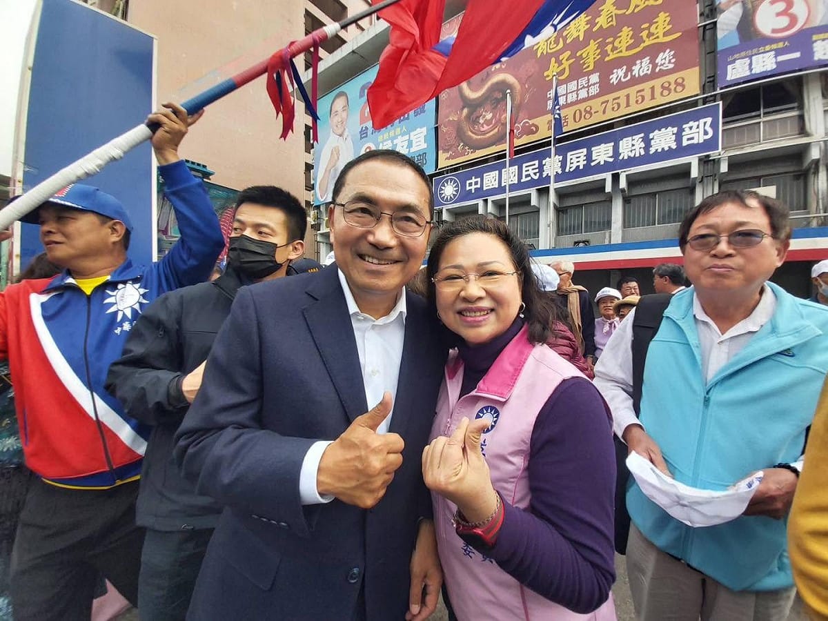 監察委員被提名人廖婉汝（右）16日發表聲明婉拒總統府監察委員提名。圖為2024年與國民黨總統候選人侯友宜合影。 圖：翻攝「臉書」廖婉汝