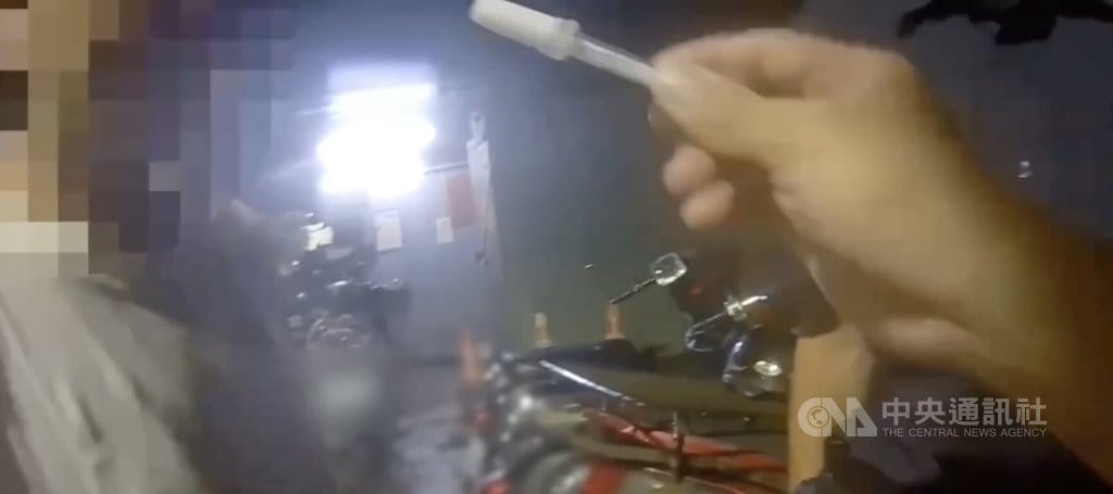 北市陳姓男子（左）日前騎乘機車違規遭警攔查，現場施以毒品唾液試劑快篩呈陽性後送辦，由於為緩刑期間再犯，檢方聲請預防性羈押獲准。（翻攝照片）中央社記者黃麗芸傳真　115年6月16日