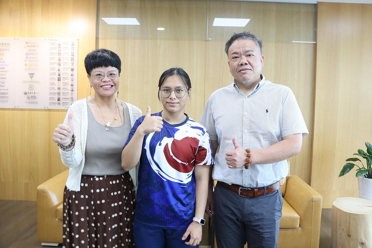 吳妤萱(中)入選洲青少年舉重錦標賽國手，鼓山高中校長廖俞雲(左)、教練吳銘通(右)鼓勵她為國爭光。 圖：高雄市教育局/提供