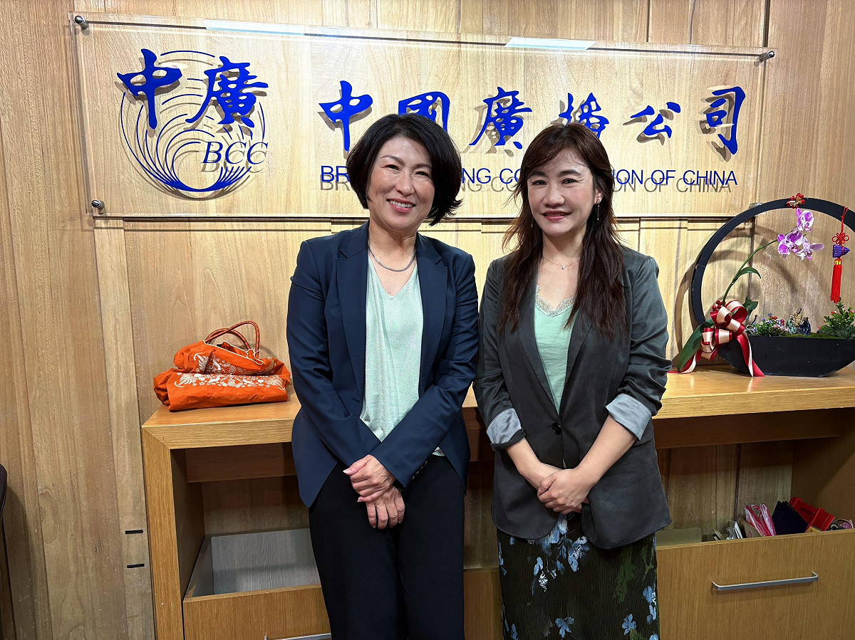 台東縣長饒慶鈴（圖左）接受中廣《千秋萬事》主持人王淺秋專訪。 圖：新傳媒/提供