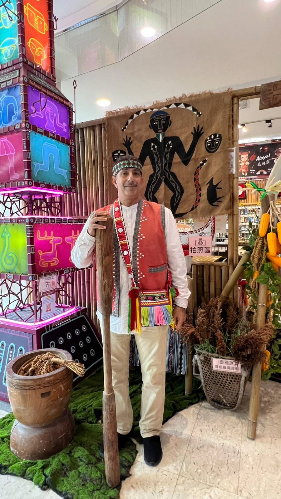 台灣目前提供阿曼14天免簽待遇。阿曼旅遊網紅納賽爾（Nasser Traveller）近日造訪北投凱達格蘭文化館，穿上原住民族傳統服飾，向中東粉絲介紹台灣豐富的文化特色。 圖：納賽爾提供