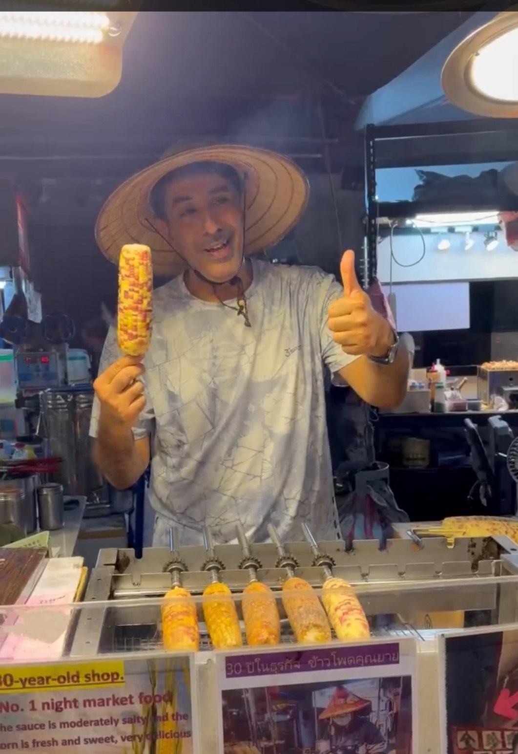 戴斗笠、啃烤玉米超接地氣！阿曼網紅納賽爾來台狂讚人情味，盼更多中東旅客認識台灣。 圖：翻攝Nasser Traveller Instagram