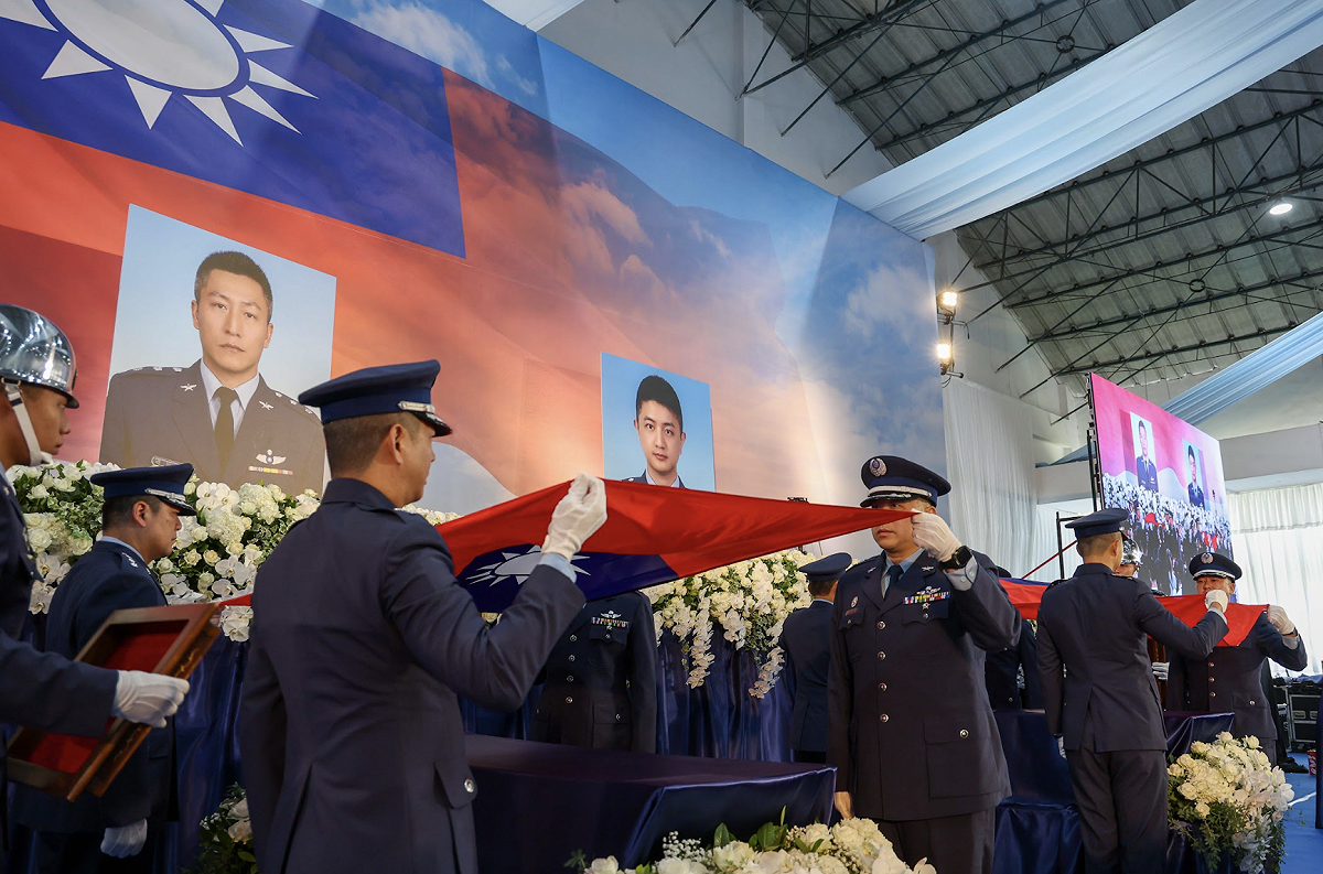 空軍飛行訓練指揮部上校過俊男及盧季佑不幸殉職。 圖：總統府提供
