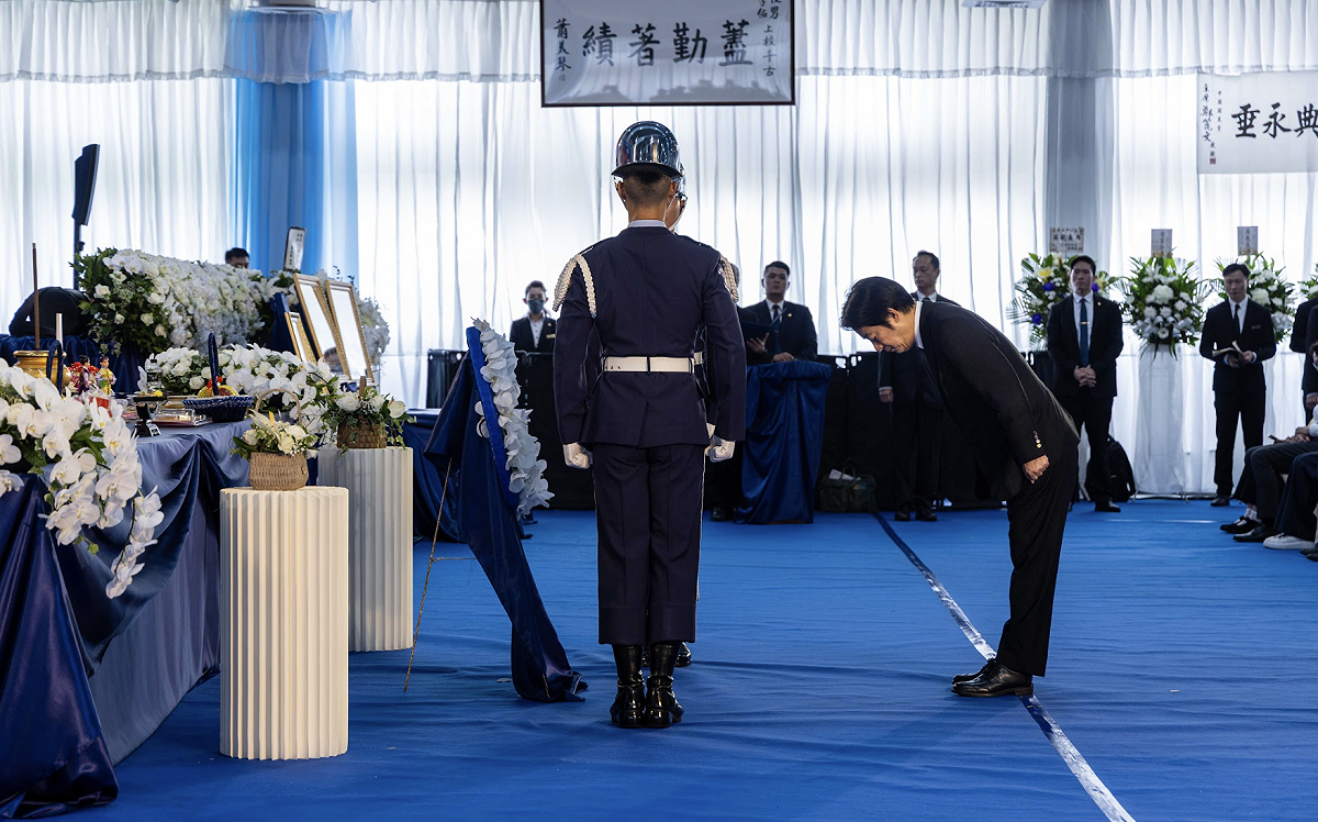 賴清德頒褒揚令，表彰殉職空軍飛行訓練指揮部上校過俊男及盧季佑恪盡職守。 圖：總統府提供