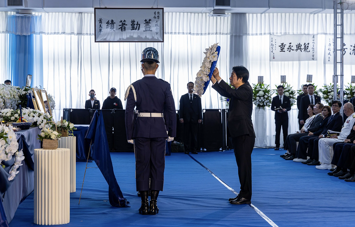 賴清德頒褒揚令，表彰殉職空軍飛行訓練指揮部上校過俊男及盧季佑恪盡職守。 圖：總統府提供