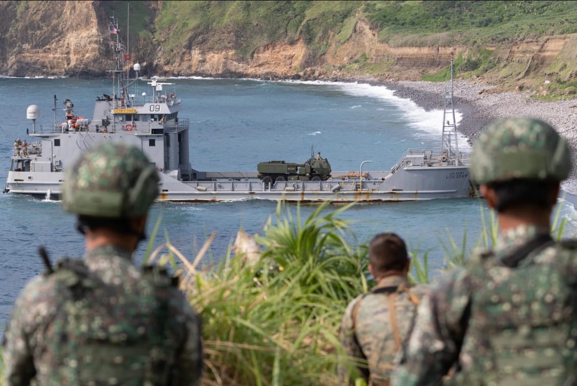 美參院通過「2027 NDAA」，包裹15億美元「第一島鏈安全合作倡議」，提供台灣、菲律賓安全援助。圖為美菲「肩並肩」軍演，使用運輸艇將海馬士火箭系統部署離外島，增加打擊縱深。 圖：翻攝US Marine Corps