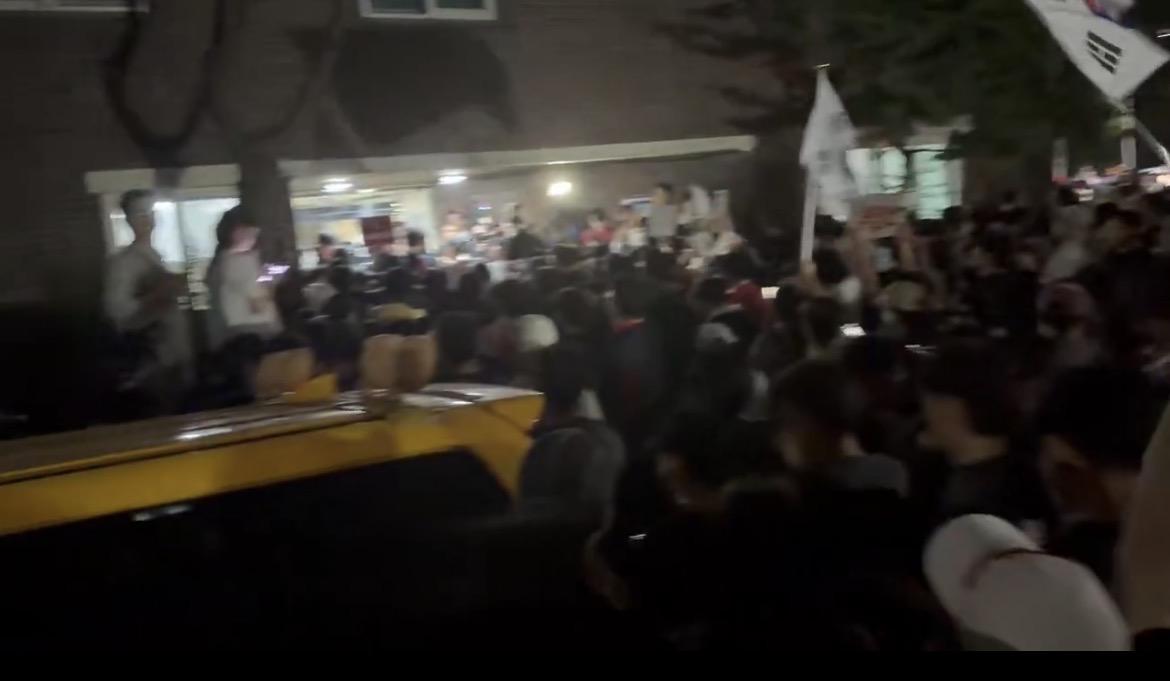 韓國本月3日舉行地方選舉，但出現選票短缺重大選務瑕疵，圖為投票當日首爾某投票所因民眾無法投票在外抗議。 圖：翻攝畫面