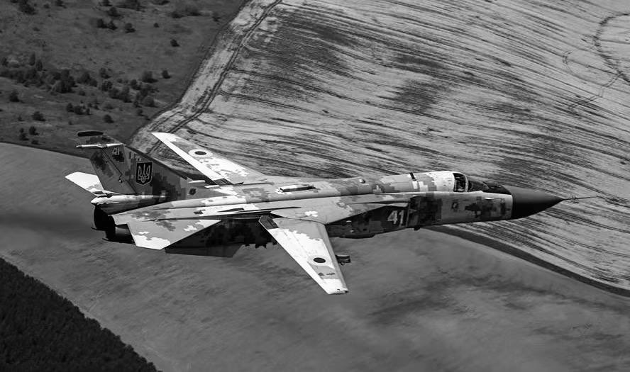 烏克蘭空軍一架Su-24MR轟炸機，16日晚間墜毀，機上2名飛官殉職。（示意圖） 圖：翻攝「X」@GloOouD