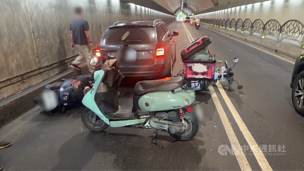 北市自強隧道4汽機車追撞釀3傷 車流一度回堵