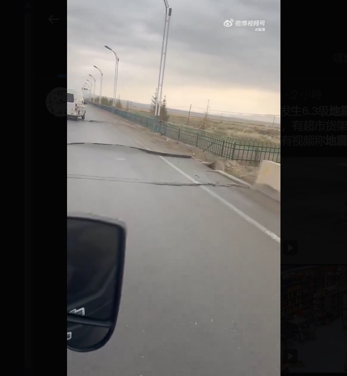 青海海西蒙古族藏族自治州直轄區16日發生規模6.3地震，震源深度僅10公里，屬極淺層強震，地面開裂怵目驚心。 圖：截取「X」@whyyoutouzhele