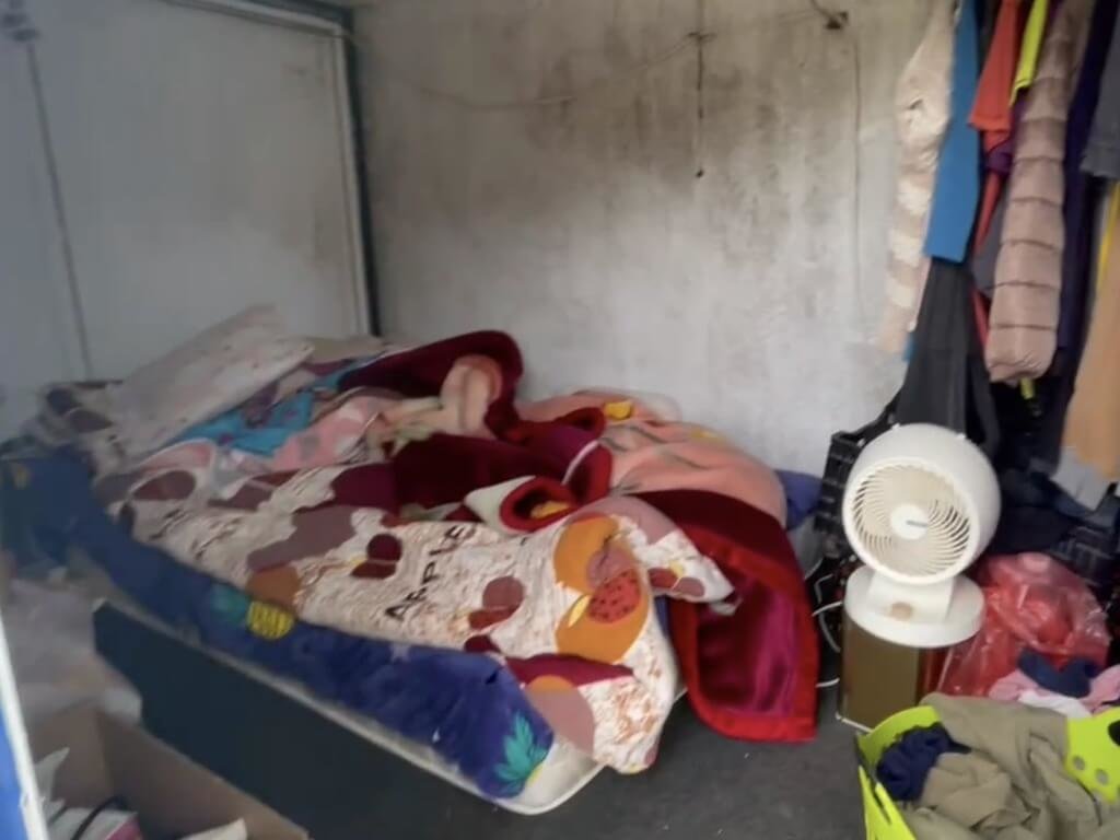 移民署高雄專勤隊從某間跨國非法仲介集團持續溯源，查獲以陳姓女子為首共22人跨國人口販運集團。集團涉誆騙泰國民眾來台打黑工。專案小組深入山區救出5名被害人，更發現被害人生存環境極度惡劣。（移民署高雄專勤隊提供）中央社記者洪學廣傳真　115年6月17日