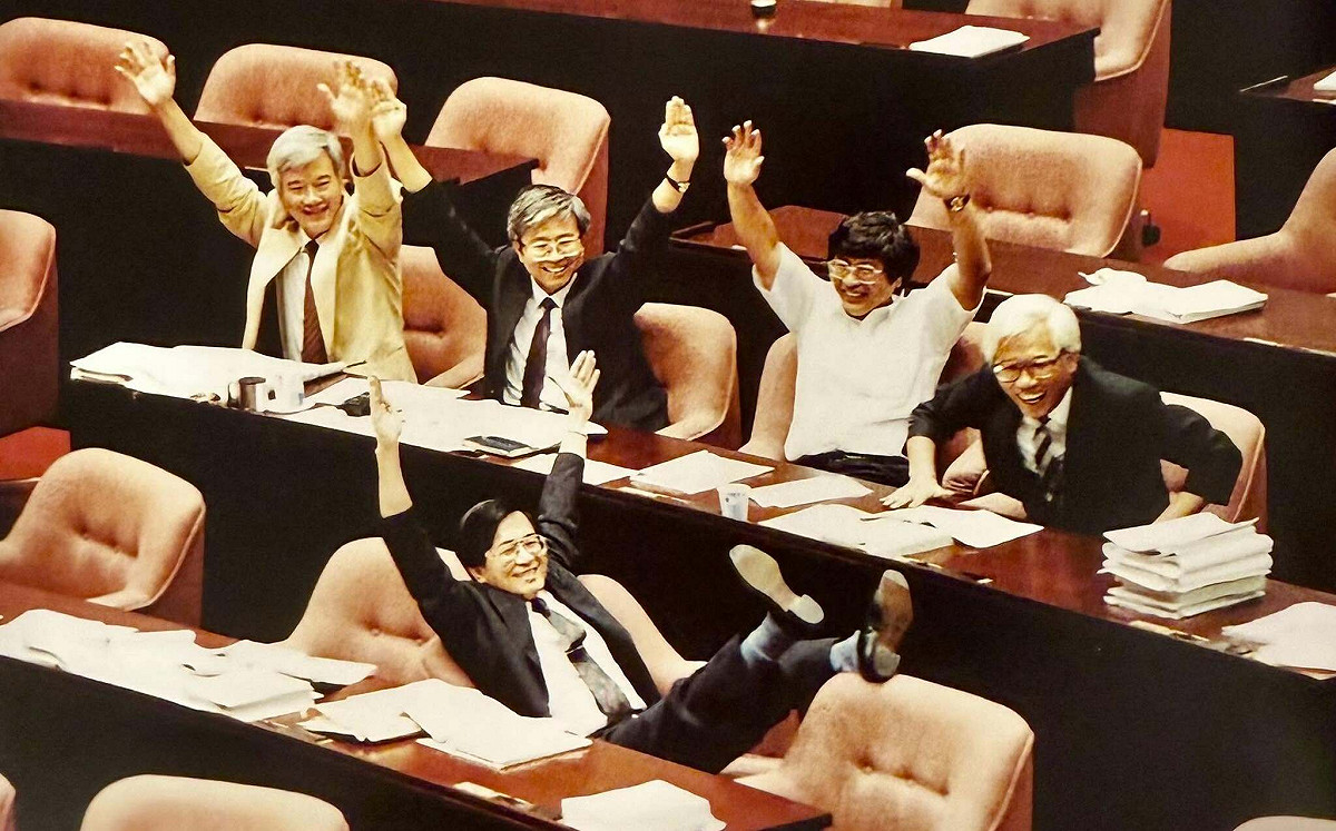 雙手雙腳都舉還是輸！陳水扁秀35年前國會舊照笑喊：阿扁玩梗從立委時代開始