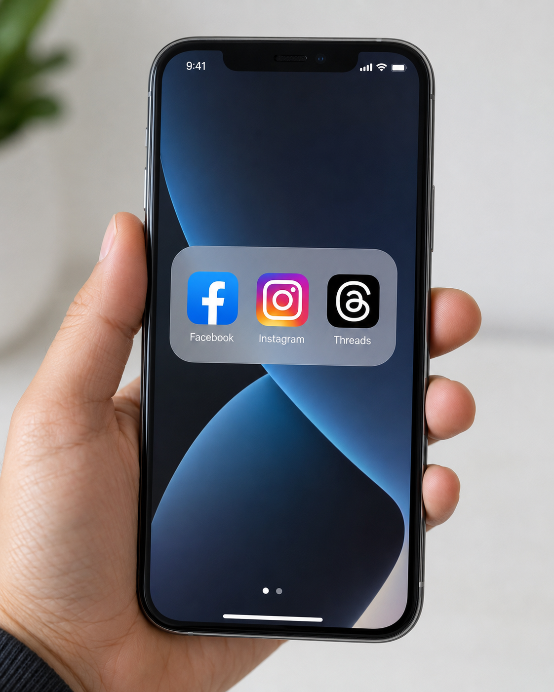 美國科技巨頭 Meta 自本月14日深夜起，因年齡驗證機制技術問題，導致 Facebook、Instagram、Threads 等平台用戶陸續遭誤封。 圖：ChatGPT＿AI 生成 / 詹家威 製