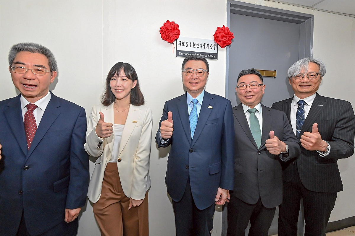 卓榮泰出席行政院「強化民主韌性專案辦公室」揭牌儀式。 圖：行政院提供