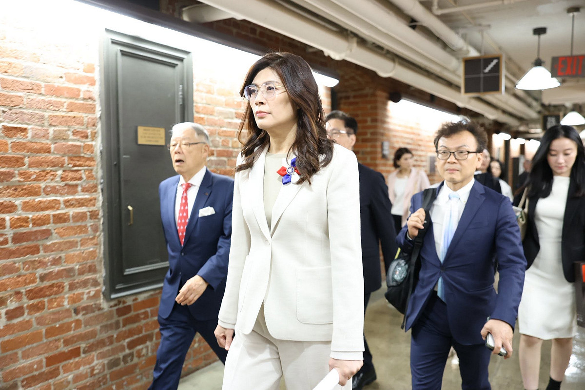 台灣基進針對國民黨主席鄭麗文在美國大談AI國防戰略，回到國內卻對相關建設預算採取不同態度一事發文批評。 圖：取自鄭麗文臉書（資料照）