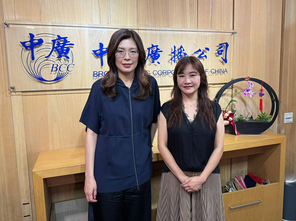 國民黨主席鄭麗文接受中廣節目《千秋萬事》主持人王淺秋專訪。 圖：新傳媒/提供
